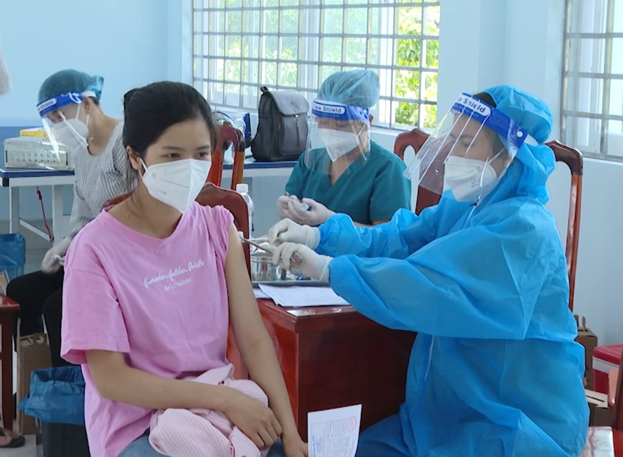 Nhân viên y tế tiêm phòng vắc xin COVID-19 cho người dân trên địa bàn phường 11, TP.Vũng Tàu.