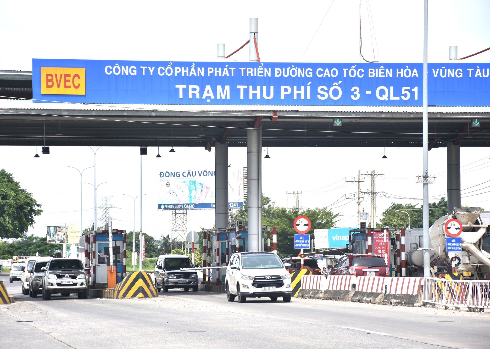 Hiện hệ thống thu phí tự động được triển khai tại 112 trạm thu phí trên toàn quốc do ePass và VETC vận hành hoặc kết nối hệ thống tính cước, lưu trữ thông tin của khách hàng. Trong ảnh: Trạm thu phí T3-QL51 vẫn chưa có luồng dành riêng cho thu phí không dừng.