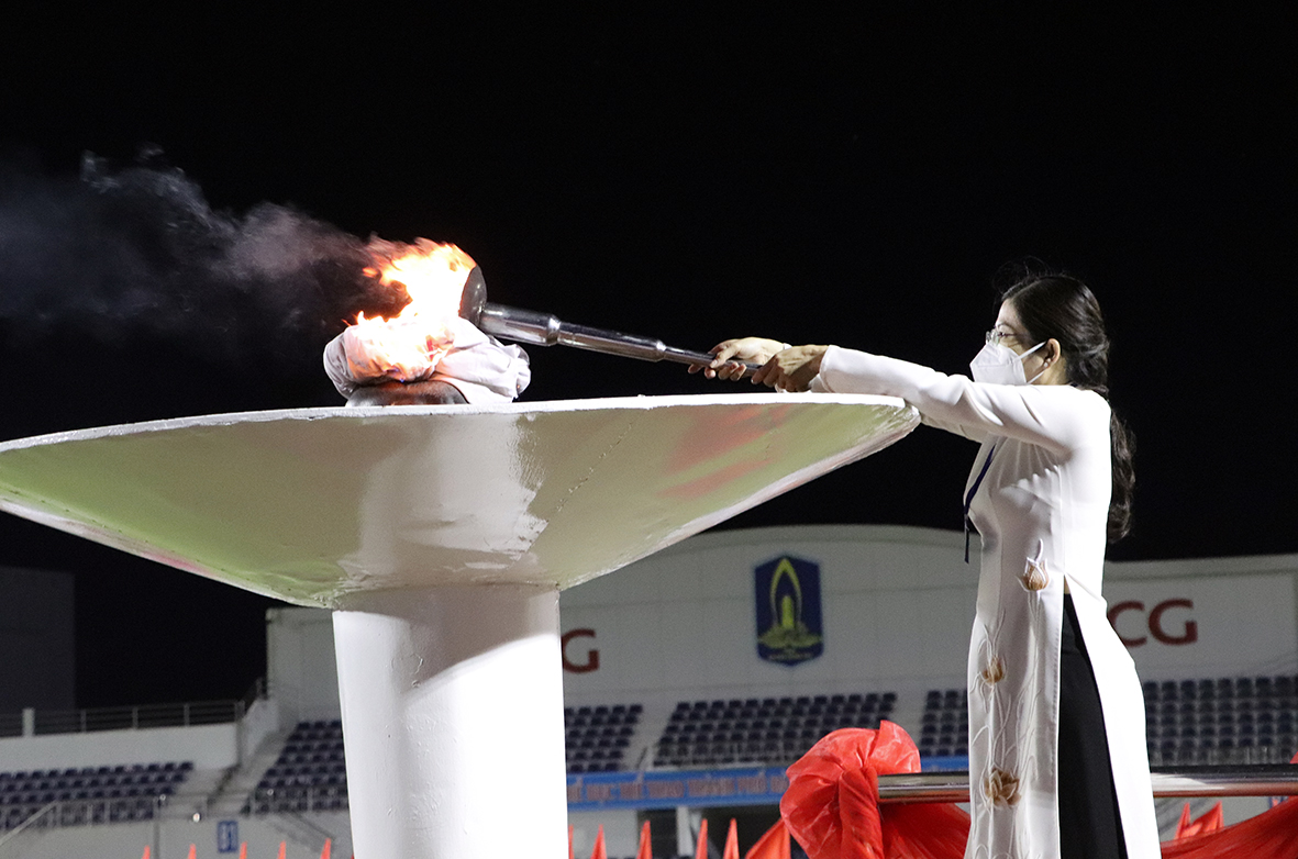 : Bà Lê Thị Thủy, Phó Bí thư Thường trực Thành ủy Bà Rịa thực hiện nghi thức thắp lửa truyền thống.