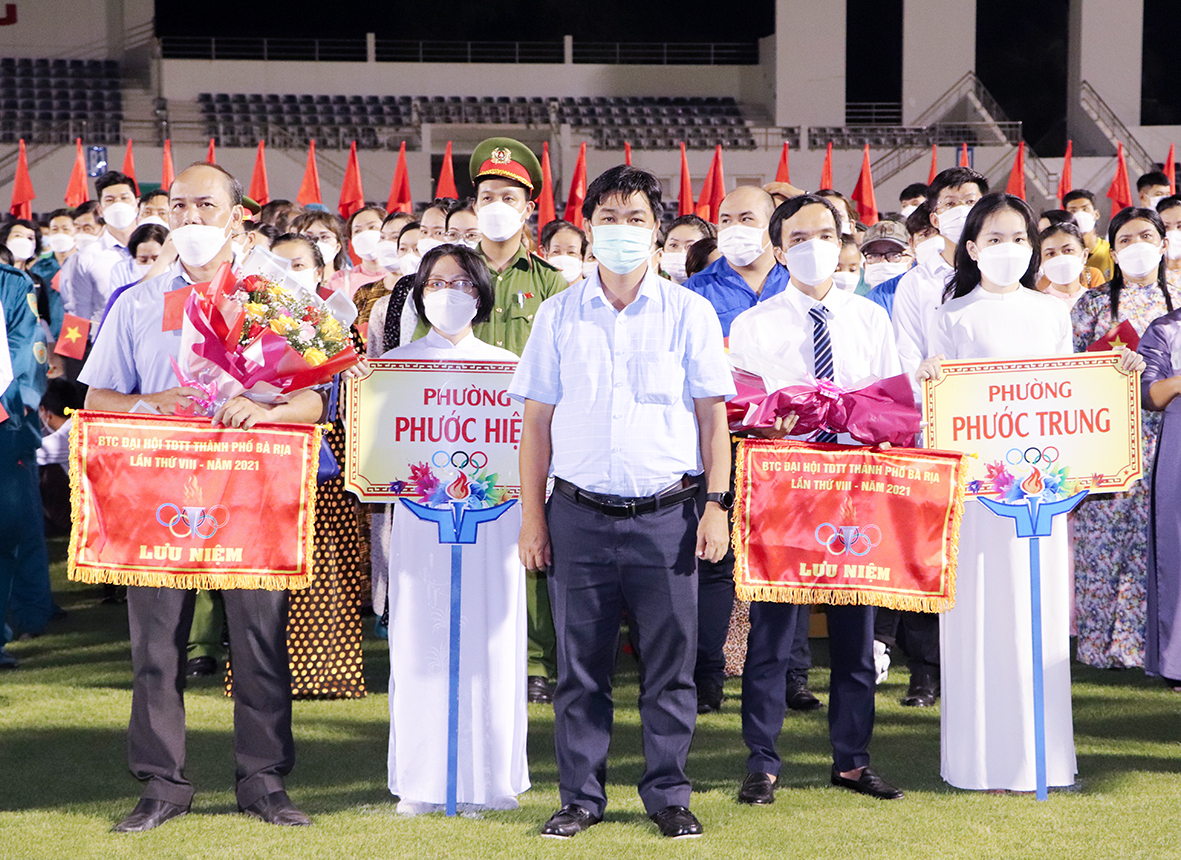 Ông Lê Văn Minh, Phó Trưởng Ban Tuyên giáo Tỉnh ủy tặng hoa, cờ lưu niệm cho các đơn vị tham dự Đại hội.