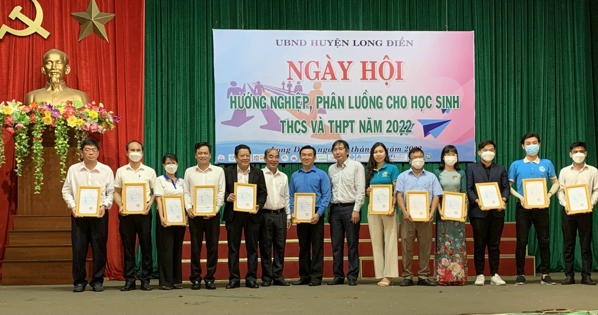 Ông Lâm Văn Hồng (thứ 6 từ trái qua), Chủ tịch UBND huyện Long Điền trao thư cảm ơn các cơ sở giáo dục nghề nghiệp đã tham gia ngày hội hướng nghiệp, phân luồng cho học sinh THCS, THPT huyện Long Điền.