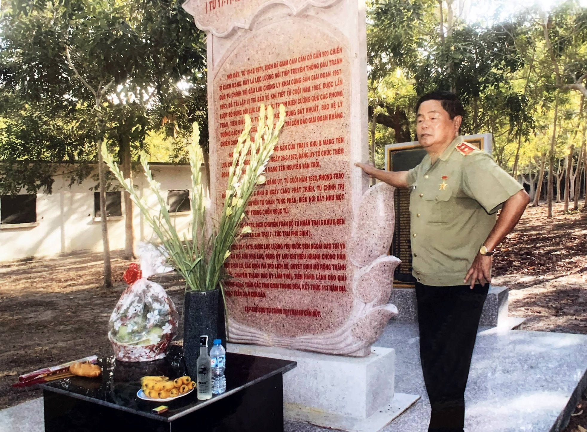 Trung tướng, Anh hùng LLVTND Châu Văn Mẫn chụp hình tại bia lưu niệm liệt sĩ Trại 6B Nhà tù Côn Đảo.