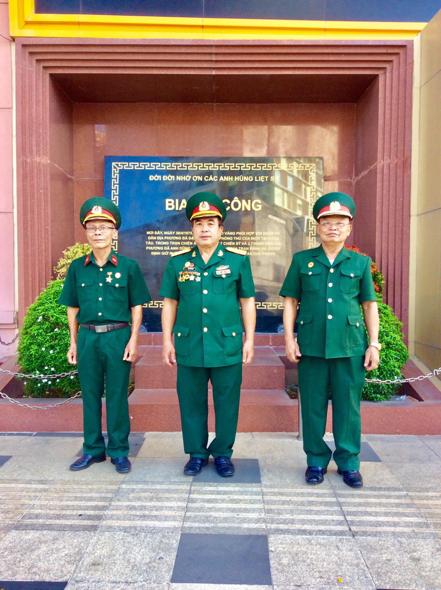  Đại diện Sư đoàn 3 Sao Vàng thăm và chụp ảnh lưu niệm tại Bia Ghi công các Anh hùng Liệt sĩ trong trận đánh Palace, giải phóng Vũng Tàu.