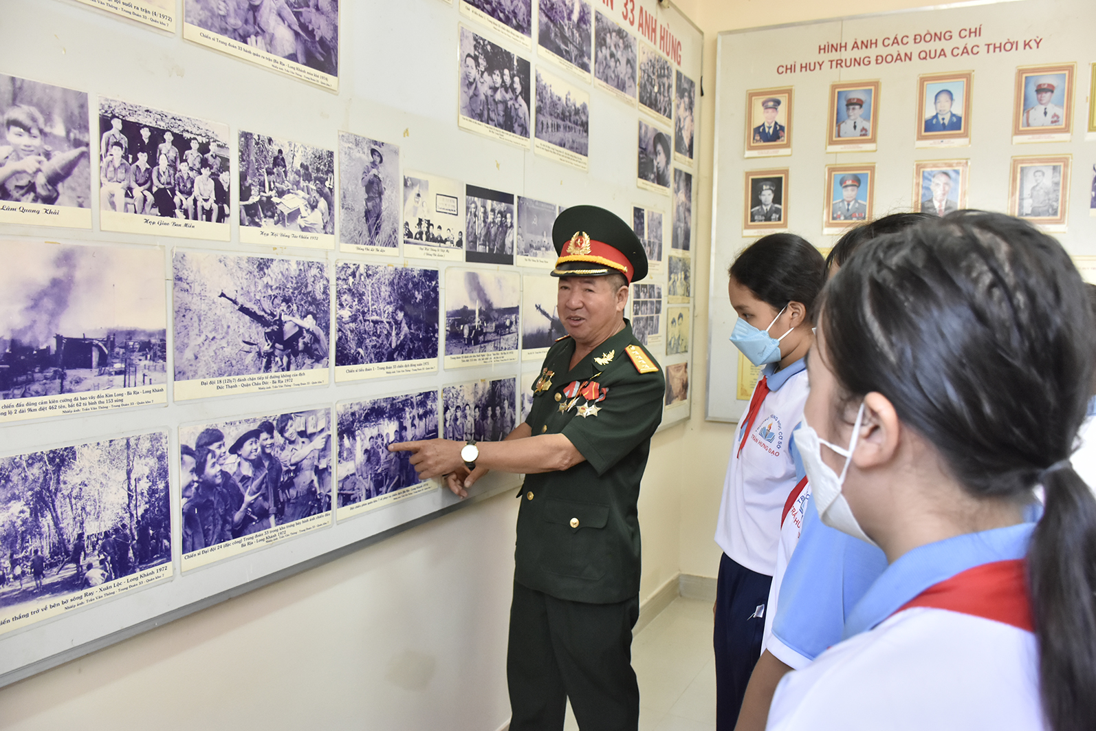 Cựu binh Trung đoàn 33 - Đại úy Phạm Xuân Ninh giới thiệu về truyền thống Trung đoàn 33 cho HS Trường THCS Chu Văn An, xã Bình Ba, huyện Châu Đức.