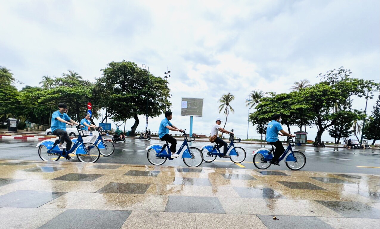 Người dân va du khách trải nghiệm dịch vụ xe đạp công cộng tại TP. Vũng Tàu.