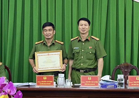 Thượng tá Nguyễn Văn Luyện, Trưởng Công an TP. Vũng Tàu trao Bằng khen của Bộ Công an cho Thượng tá Nguyễn Văn Thao.