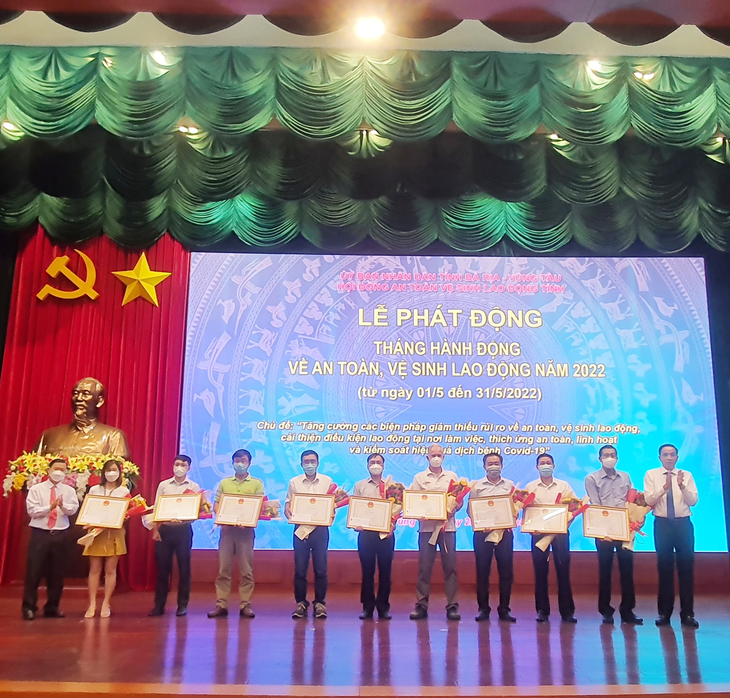 Ông Trần Quốc Khánh, Phó Giám đốc Sở LĐTBXH và ông Nguyễn Châu Trinh, Phó Chủ tịch LĐLĐ tỉnh trao Bằng khen của UBND tỉnh cho 9 DN.