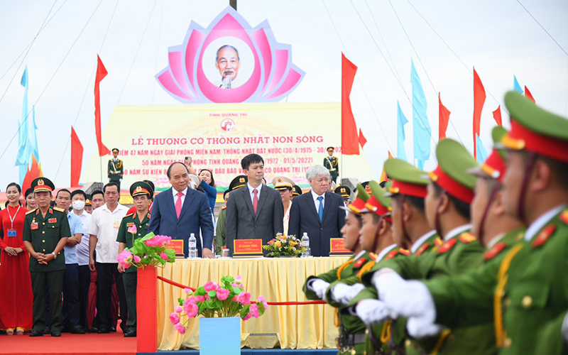 Chủ tịch nước Nguyễn Xuân Phúc dự Lễ thượng cờ thống nhất non sông.