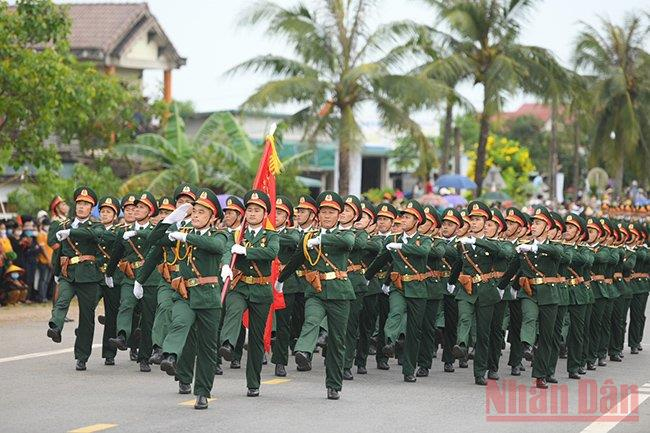 Duyệt binh tại Lễ thượng cờ thống nhất non sông, nhân kỷ niệm 50 năm Ngày giải phóng tỉnh Quảng Trị, 47 năm Ngày giải phóng miền nam, thống nhất đất nước