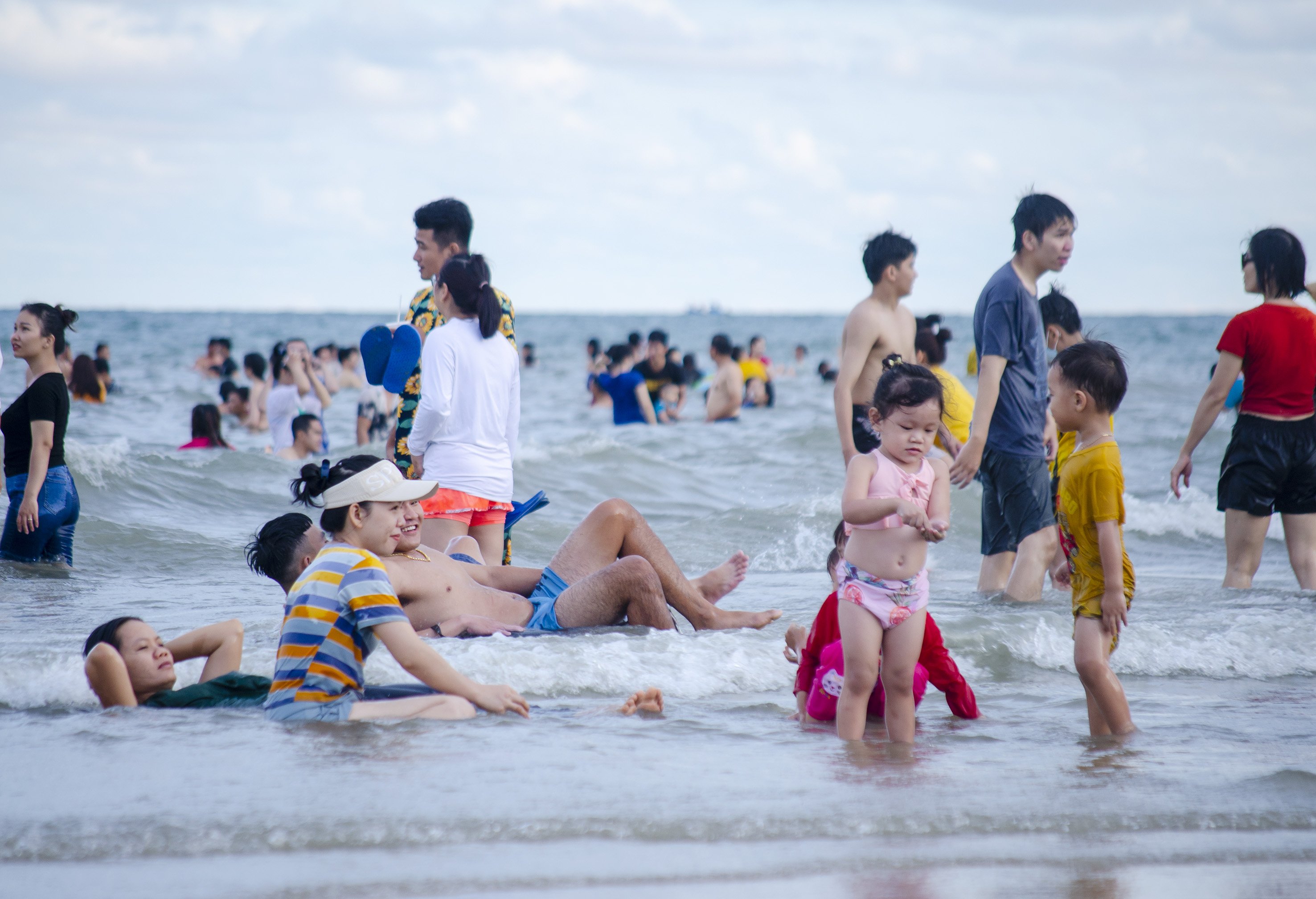 Tính đến 15 giờ ngày 30/4, đã có khoảng 36.000 lượt du khách đến TP. Vũng Tàu. Trong ảnh: Du khách vui chơi, tắm biển tại Bãi Sau chiều 30/4.