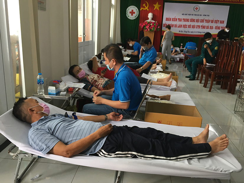 360 người tham gia hiến máu tình nguyện