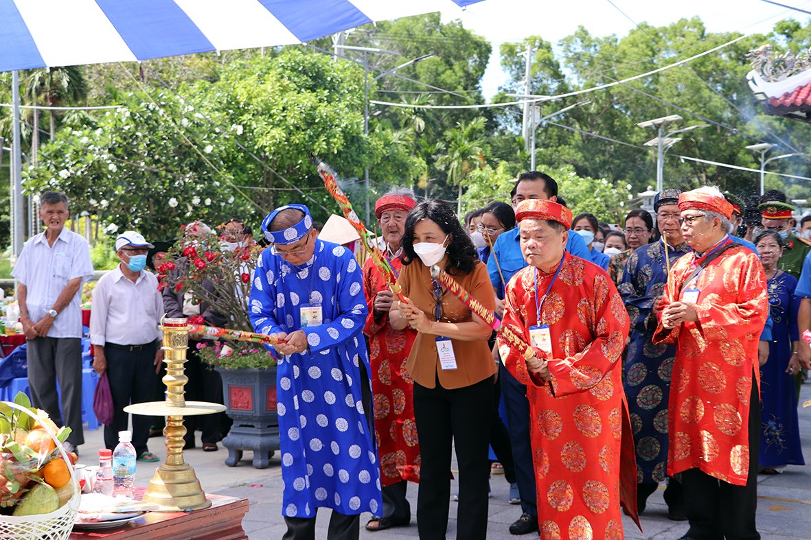 Các đại biểu dâng hương tưởng niệm các Anh hùng Liệt sĩ, người dân yêu nước đã hy sinh tại Côn Đảo.