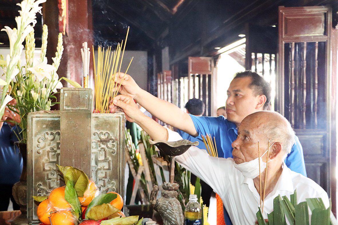 Các cựu tù kháng chiến, đoàn viên thanh niên dâng hương tưởng niệm Bác Hồ tại Đền thờ Côn Đảo.