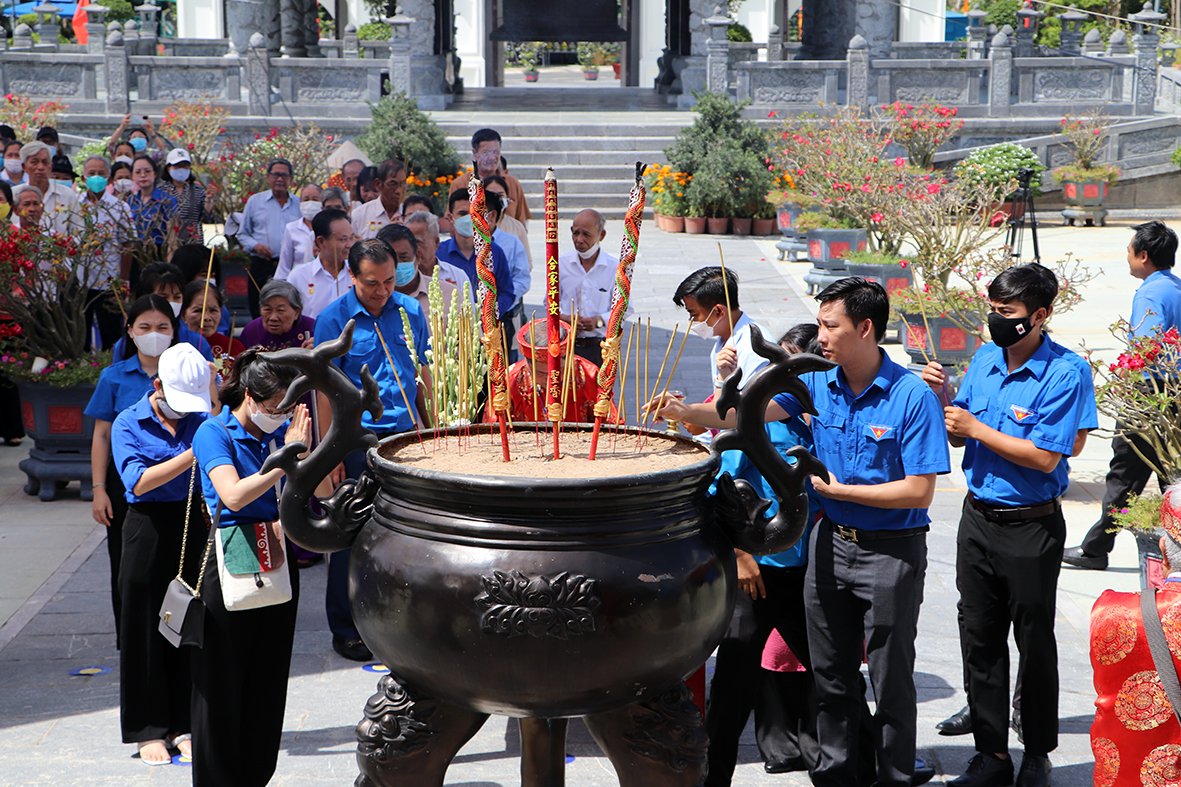 đoàn viên, thanh niên và người dân Côn Đảo dâng hương tưởng niệm các Anh hùng Liệt sĩ, người dân yêu nước đã hy sinh tại đây.