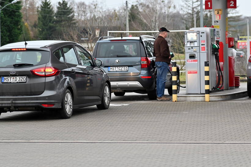 Bơm xăng cho các phương tiện tại trạm xăng ở Lubieszyn, miền Tây Bắc Ba Lan.