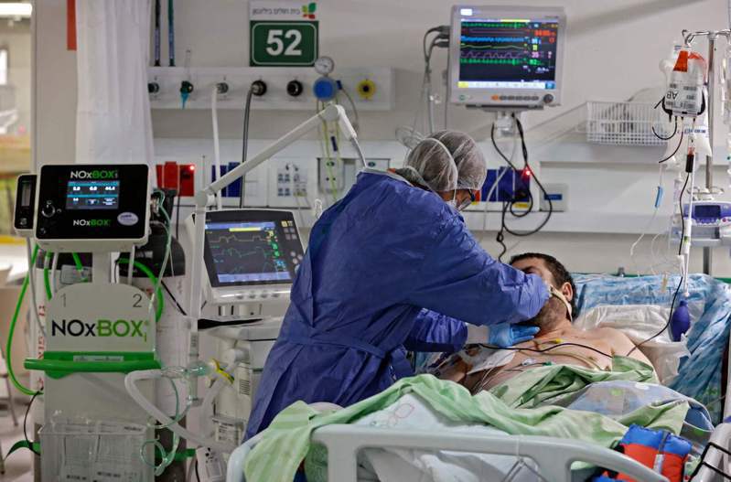 Nhân viên y tế điều trị cho bệnh nhân COVID-19 tại bệnh viện ở Petah Tikva, Israel.