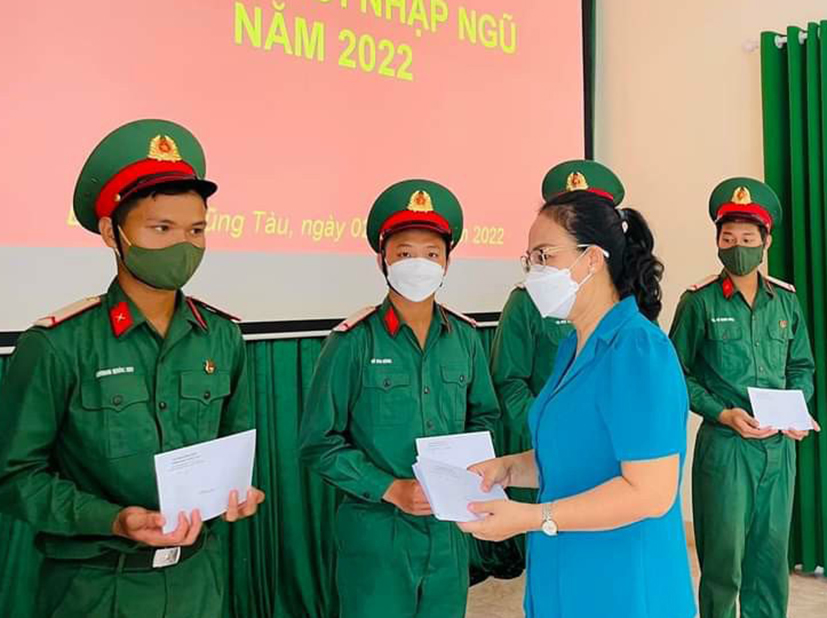 Bà Nguyễn Thị Thu Hương, Phó Chủ tịch UBND TP. Vũng Tàu tặng quà cho chiến sĩ mới tại Tiểu đoàn bộ binh 500, Trung đoàn Minh Đạm.