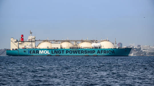 Tàu chở khí đốt Karmol LNGT Powership Africa dài 272 mét neo đậu ngoài khơi Dakar, bờ biển Senegal.