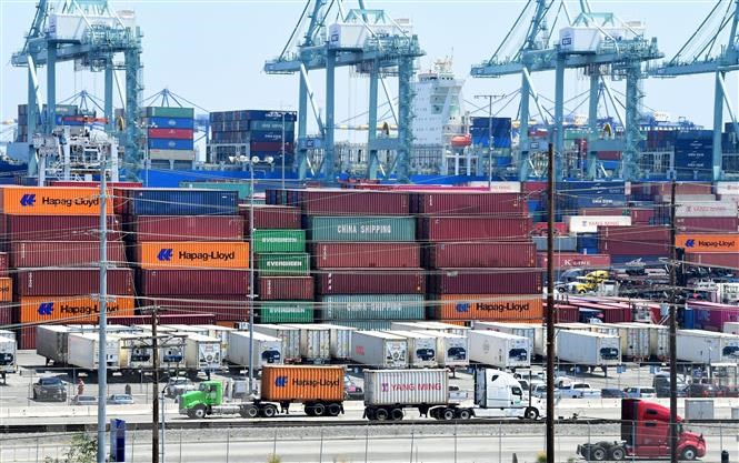 Bốc dỡ container hàng hóa tại cảng Long Beach, California, Mỹ.