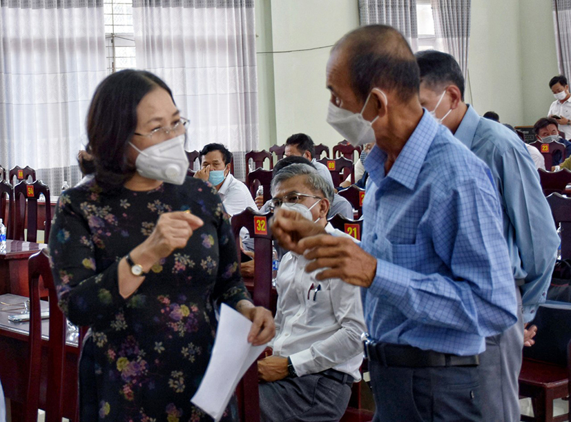 Đại biểu Nguyễn Thị Yến, Phó Bí thư Thường trực Tỉnh ủy, Trưởng Đoàn ĐBQH tỉnh trao đổi với cử tri Nguyễn Vân Phước, ấp 1, xã Hòa Hội (huyện Xuyên Mộc). Ảnh: PHÚC LƯU