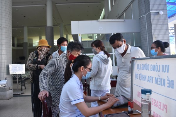 Việt Nam chính thức dừng khai báo y tế nội địa. Trong ảnh: Người dân được hướng dẫn khai báo y tế tại Bệnh viện Bà Rịa trong thời điểm dịch diễn biến phức tạp. Ảnh: MINH THIÊN