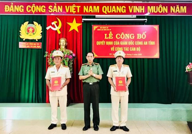 Đại tá Bùi Văn Thảo, Giám đốc Công an tỉnh trao quyết định điều động, bổ nhiệm cán bộ.
