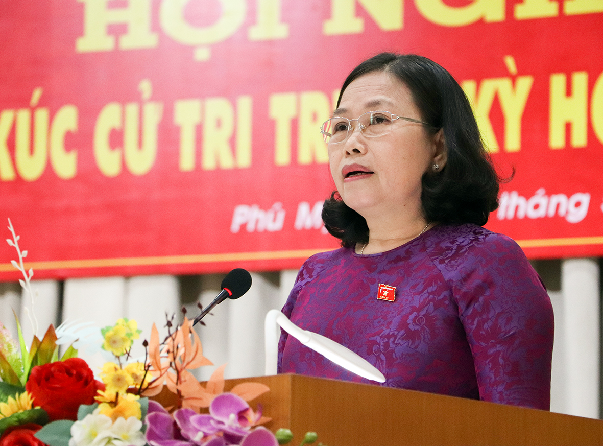 Trưởng Đoàn ĐBQH tỉnh Nguyễn Thị Yến phát biểu tại buổi tiếp xúc cử tri TX. Phú Mỹ. Ảnh: QUANG VINH