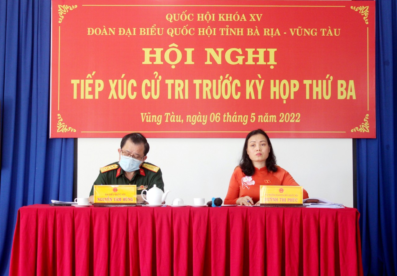 Đại biểu Huỳnh Thị Phúc và đại biểu Nguyễn Tâm Hùng tiếp xúc cử tri  TP. Vũng Tàu. Ảnh: KHÁNH CHI