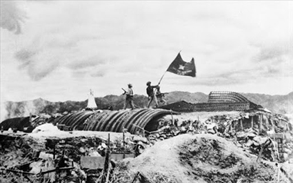 Chiều 7/5/1954, lá cờ “Quyết chiến - Quyết thắng” của Quân đội nhân dân Việt Nam tung bay trên nóc hầm tướng De Castries. Chiến dịch lịch sử Điện Biên Phủ đã toàn thắng. Ảnh: TƯ LIỆU