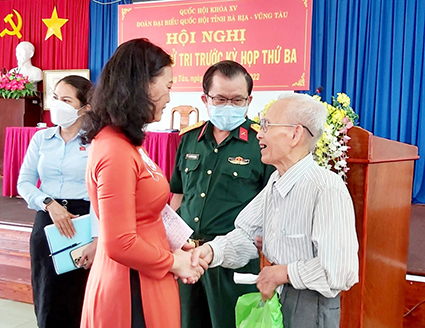 Huỳnh Thị Phúc, Phó Trưởng Đoàn ĐBQH tỉnh; Đại tá Nguyễn Tâm Hùng, Chỉ huy trưởng Bộ Chỉ huy Quân sự tỉnh trao đổi với cử tri Đặng Dậu (phường Thắng Nhì, TP. Vũng Tàu). Ảnh: KHÁNH CHI