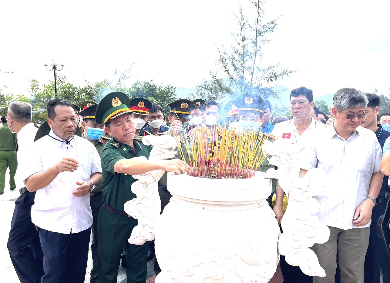 Đoàn đại biểu tỉnh BR-VT dâng hương tưởng niệm các Anh hùng liệt sĩ tù chính trị Cam Ranh.
