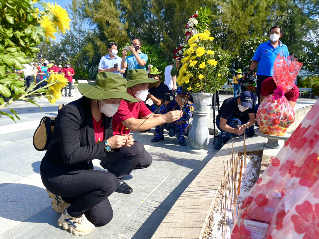 Đoàn đại biểu tỉnh Bà Rịa-Vũng Tàu thắp hương tri ân các anh hùng liệt sĩ đảo Gạc Ma.