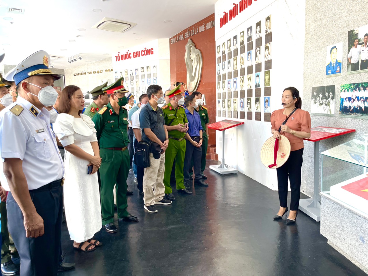 Các đại biểu tham quan khu trưng bày những kỷ vật của các chiến sĩ đảo Gạc Ma.