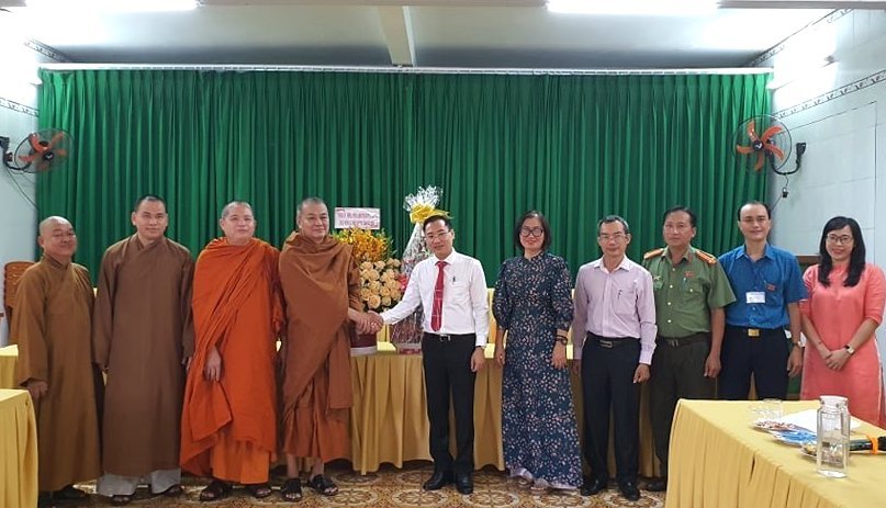 Ông Lê Xuân Tú, Trưởng Ban Dân vận Thành ủy Vũng Tàu thăm, tặng quà Ban Trị sự Giáo hội Phật giáo Việt Nam tỉnh BR-VT.