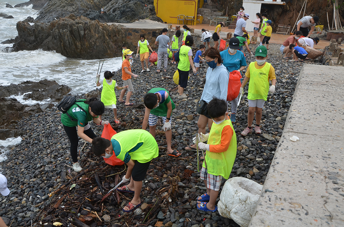 Các trẻ tích cực nhặt rác bảo vệ môi trường tại bờ biển mũi Nghinh Phong.