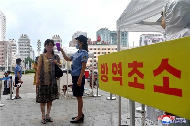 Nhân viên y tế đo thân nhiệt người dân tại Bình Nhưỡng, Triều Tiên.