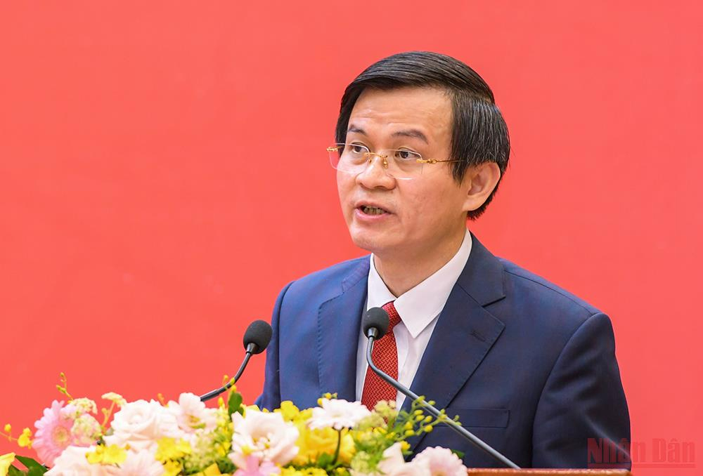 Ông Đoàn Minh Huấn, Tổng Biên tập Tạp chí Cộng sản phát biểu đề dẫn hội thảo.