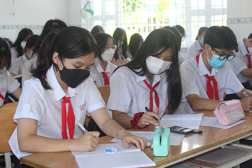 HS lớp 9.7, Trường THCS Duy Tân ôn tập môn Toán để chuẩn bị cho kỳ thi.