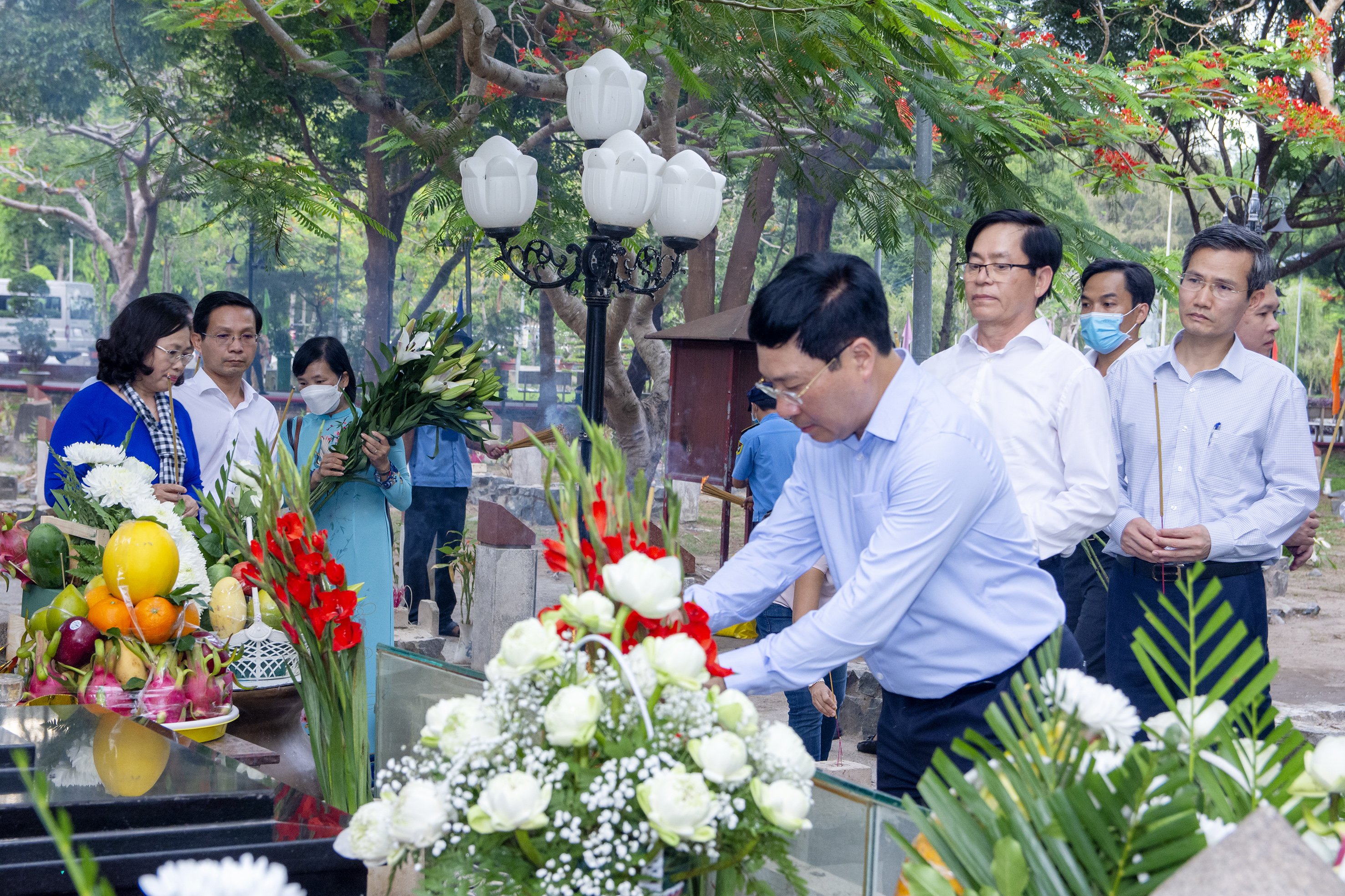 Phó Thủ tướng Phạm Bình Minh dâng hương trên phần mộ Anh hùng LLVTND Võ Thị Sáu.