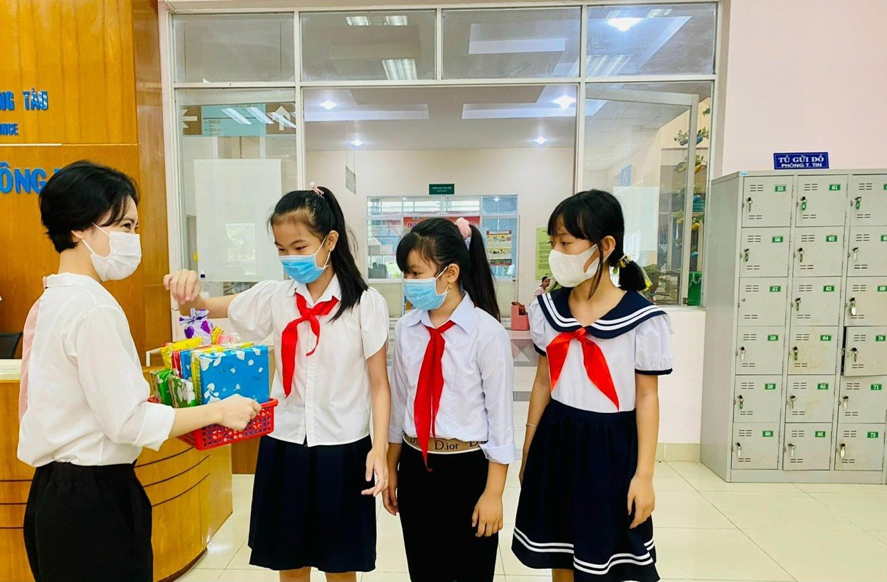 Các em HS Trường Nguyễn Thị Hoa (huyện Đất Đỏ) nhận phần thưởng sau khi tham gia trò chơi đố vui về sách.