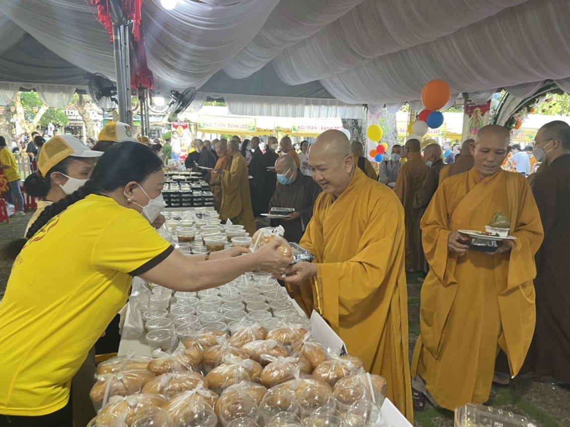 Đông đảo các tăng ni, phật tử tham gia Hội chợ ẩm thực Phật đản.