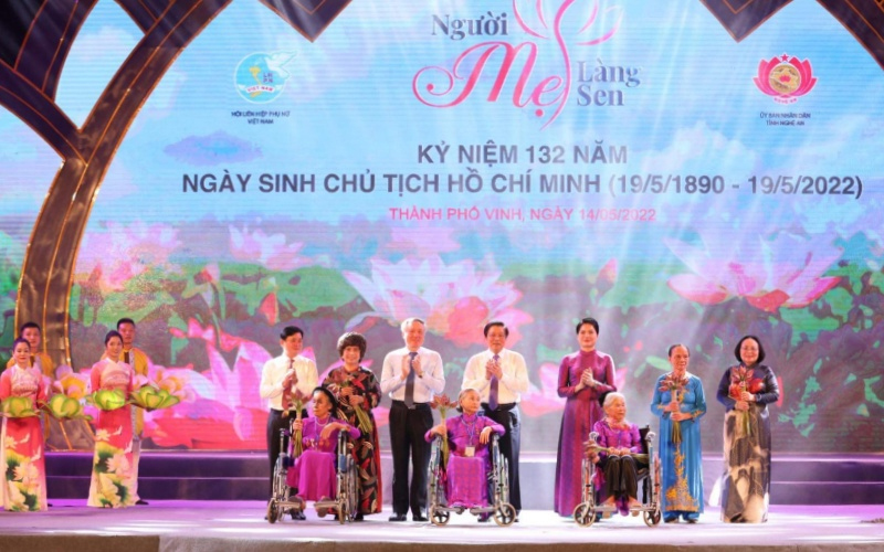 Lãnh đạo Đảng, Nhà nước tặng hoa các Mẹ Việt Nam Anh hùng, nữ Anh hùng Lực lượng vũ trang nhân dân, Anh hùng Lao động thời kỳ đổi mới.
