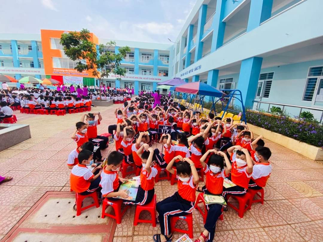 Học sinh trường Nguyễn Hữu Cảnh tham gia trò chơi khởi động.