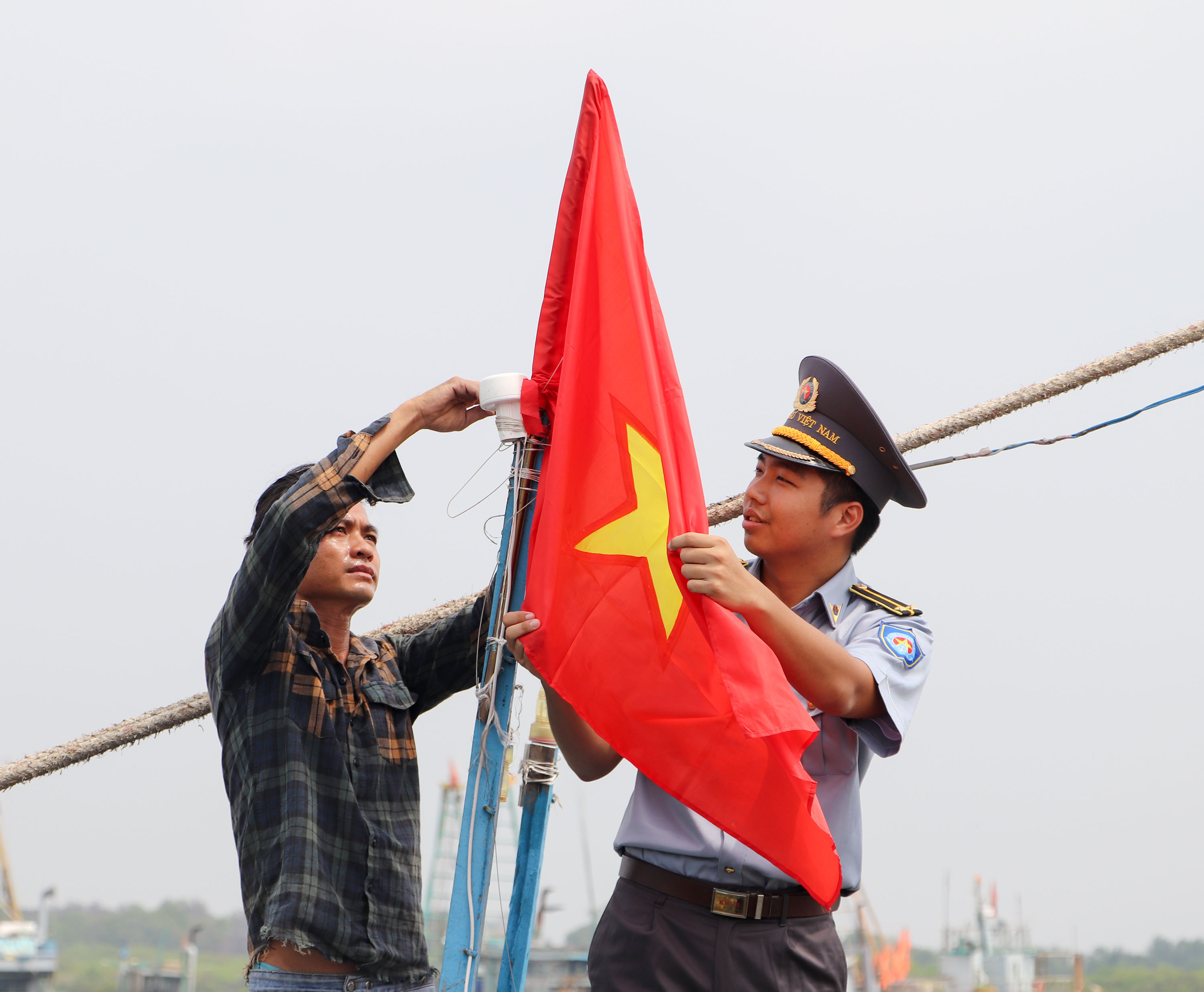 Mỗi lá cờ tổ quốc tung bay trên nóc những con tàu như một cột mốc chủ quyền trên vùng biển thiêng liêng của đất nước.