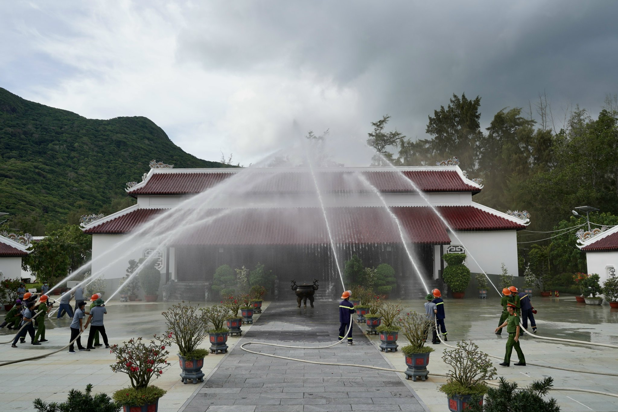 Các lực lượng thực tập Phương án chữa cháy tại Đền thờ Côn Đảo. 