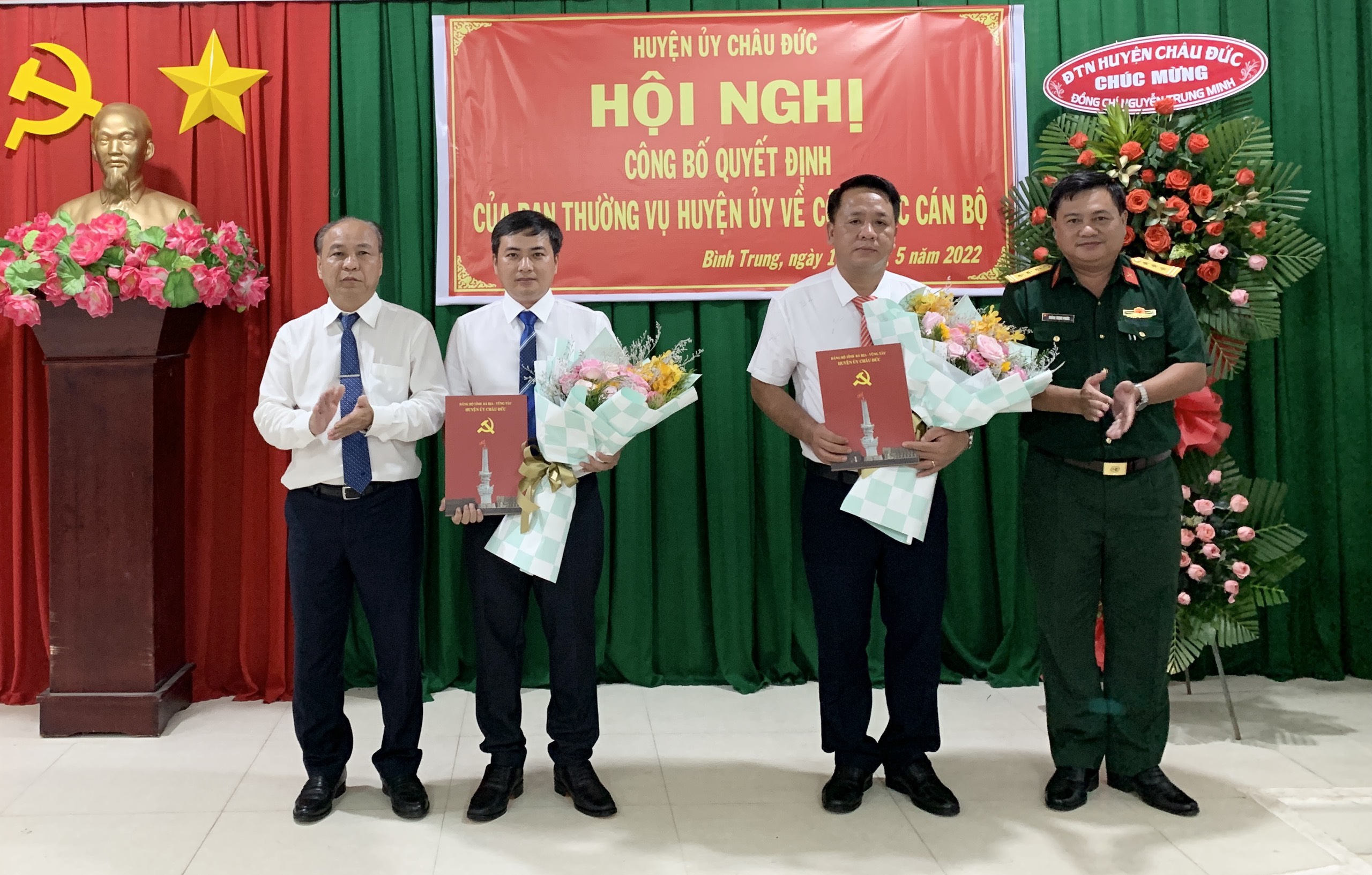 Ông Nguyễn Văn Việt (bìa trái), Bí thư Huyện ủy Châu Đức trao quyết định và tặng hoa chúc mừng 2 cán bộ vừa được điều động, giao nhiệm vụ.