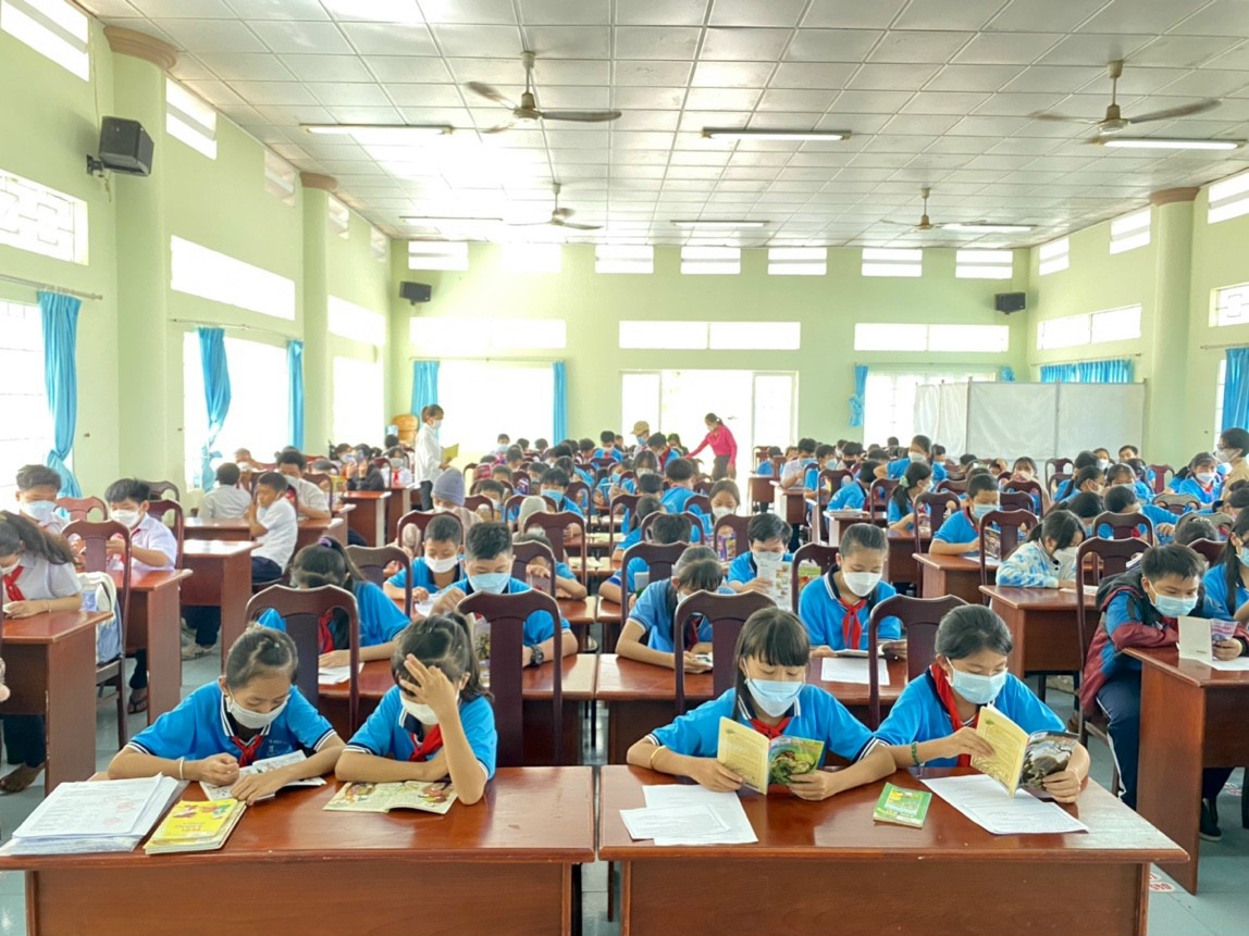 HS trường THCS Phước Thạnh tham gia Ngày hội sách.