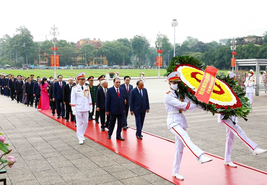  Các vị lãnh đạo Đảng, Nhà nước và các đại biểu đặt vòng hoa và vào Lăng viếng Chủ tịch Hồ Chí Minh.