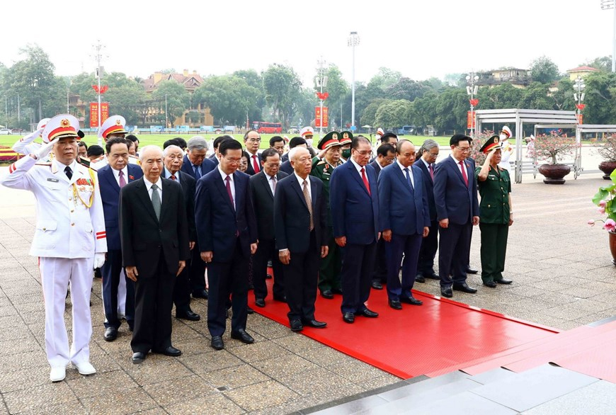 Các vị lãnh đạo Đảng, Nhà nước và đại biểu kính cẩn trước Lăng, viếng Chủ tịch Hồ Chí Minh.
