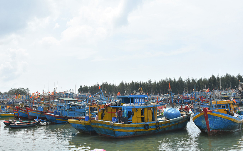 Tàu thuyền không đủ điều kiện theo quy định sẽ không được phép xuất bến. Trong ảnh: Các phương tiện neo đậu tại cảng cá Bình Châu (huyện Xuyên Mộc).
